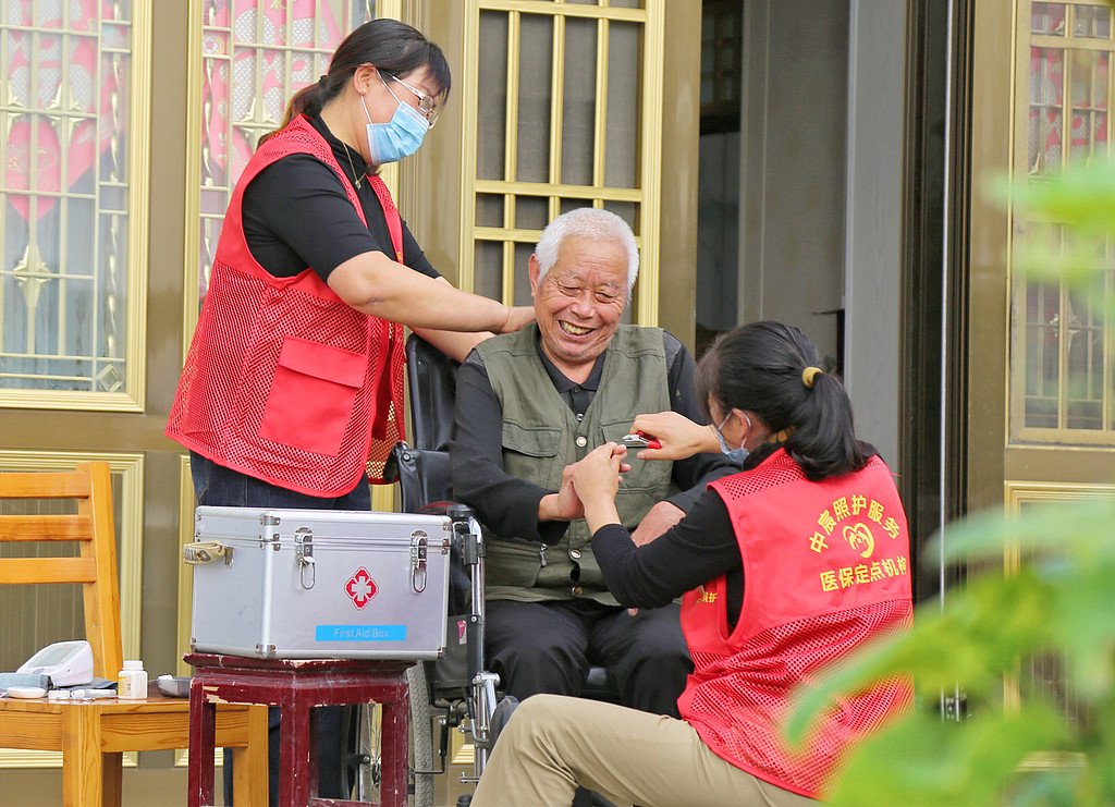 全国人大代表、山东阳光大姐集团董事长卓长立建议：将家庭养老服务、病人陪护消费纳入个人所得税抵扣范围